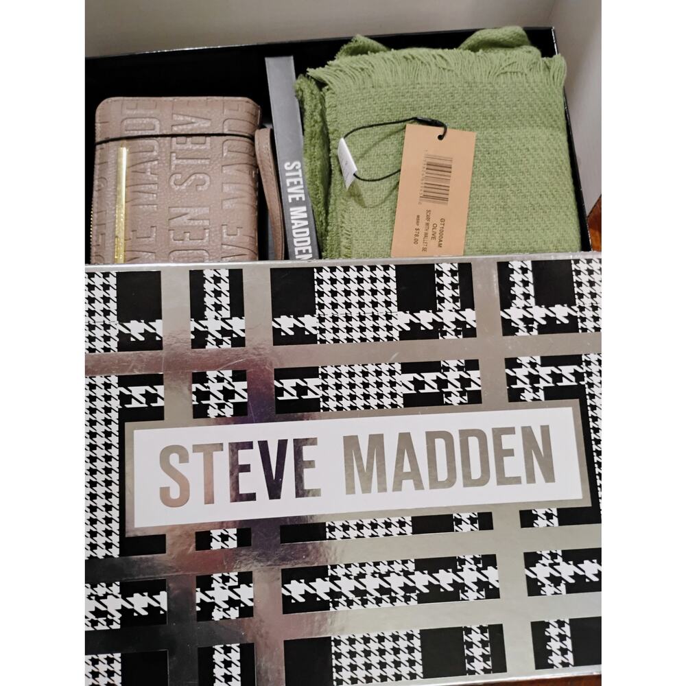 Steve Madden Gift Set Wallet and Scarf new with tags box